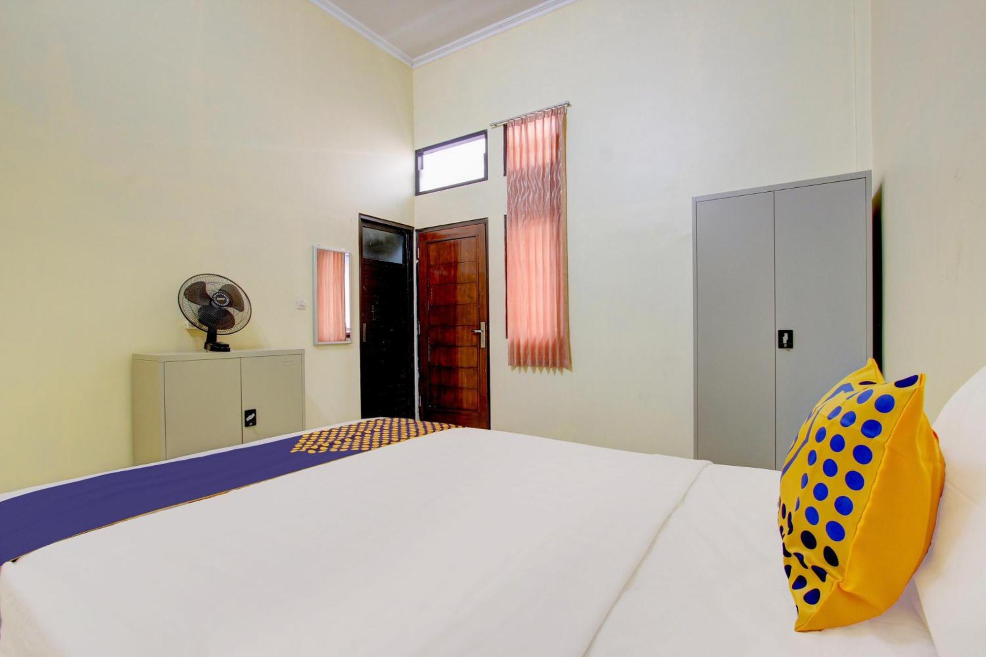 Spot On 93245 Guest House Mulia Dua Syariah Klaten エクステリア 写真